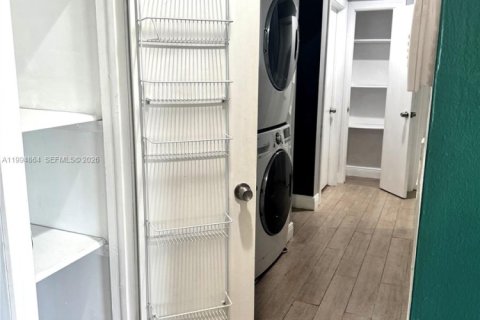 House in Miami, Florida 3 bedrooms, 161.65 sq.m. № 2063739 - photo 19