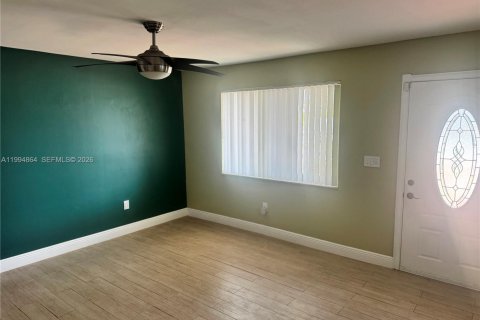 House in Miami, Florida 3 bedrooms, 161.65 sq.m. № 2063739 - photo 16