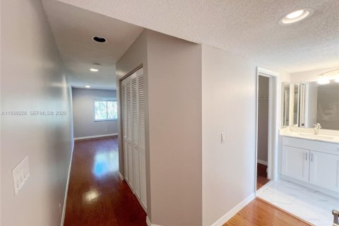 Купить таунхаус в Пемброк-Пайнс, Флорида 3 спальни, 157.47м2, № 1995954 - фото 13