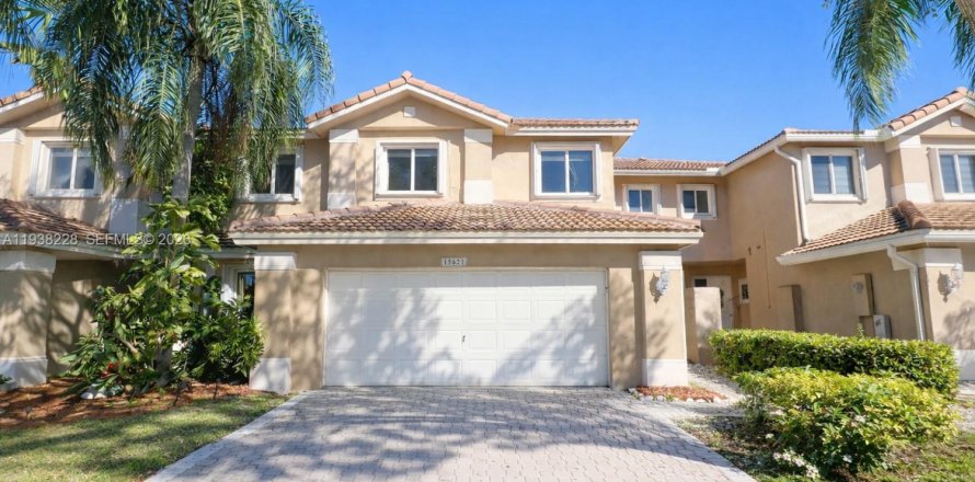 Таунхаус в Пемброк-Пайнс, Флорида 3 спальни, 157.47м2 № 1995954