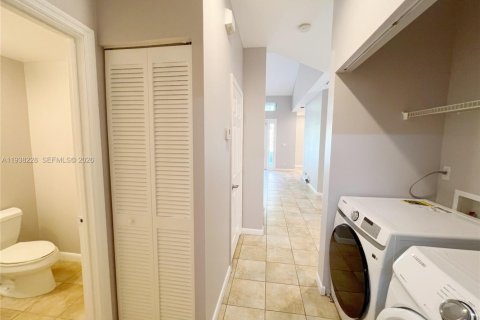 Купить таунхаус в Пемброк-Пайнс, Флорида 3 спальни, 157.47м2, № 1995954 - фото 22