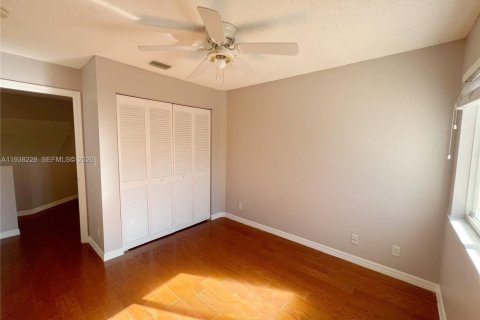 Купить таунхаус в Пемброк-Пайнс, Флорида 3 спальни, 157.47м2, № 1995954 - фото 19