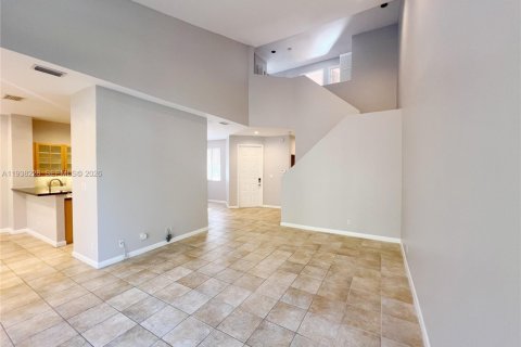 Купить таунхаус в Пемброк-Пайнс, Флорида 3 спальни, 157.47м2, № 1995954 - фото 5