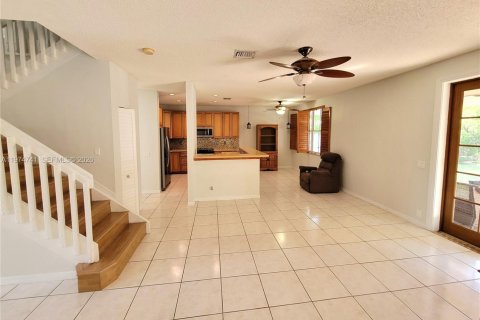 Снять в аренду виллу или дом в Уэстон, Флорида 5 спален, 230.4м2, № 2036085 - фото 3