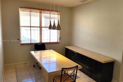 Снять в аренду виллу или дом в Уэстон, Флорида 5 спален, 230.4м2, № 2036085 - фото 5