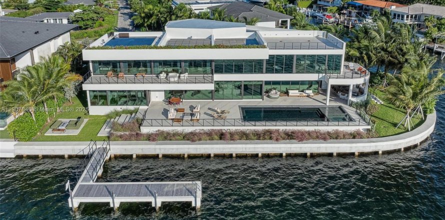 Villa ou maison à North Miami, Floride 7 chambres, 803.79 m2 № 1964559