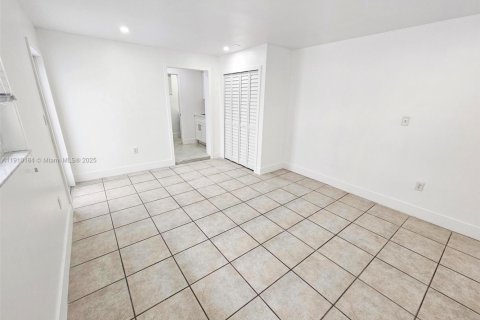 Villa ou maison à louer à Miami, Floride: 1 chambre, 55.74 m2 № 2039784 - photo 2