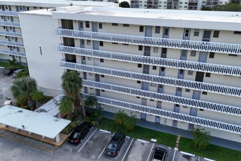 Condominio en venta en Aventura, Florida, 1 dormitorio, 72.19 m2 № 2035202 - foto 3