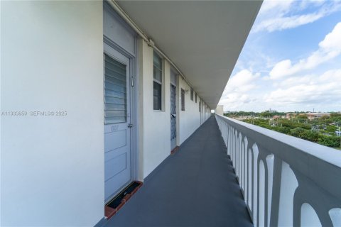 Condominio en venta en Aventura, Florida, 1 dormitorio, 72.19 m2 № 2035202 - foto 5