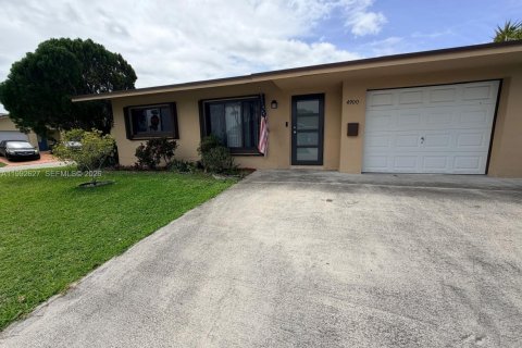 House in Tamarac, Florida 2 bedrooms, 74.88 sq.m. № 2055796