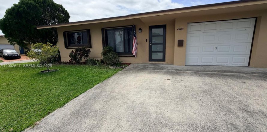 House in Tamarac, Florida 2 bedrooms, 74.88 sq.m. № 2055796