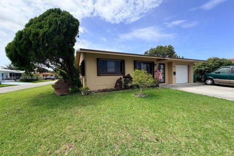 House in Tamarac, Florida 2 bedrooms, 74.88 sq.m. № 2055796 - photo 2