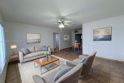 House in Tamarac, Florida 2 bedrooms, 74.88 sq.m. № 2055796 - photo 4