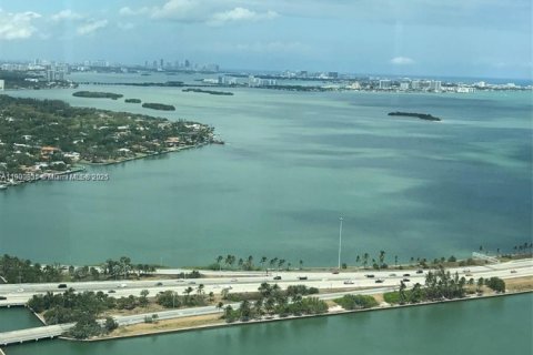 Condominio en alquiler en Miami, Florida, 1 dormitorio, 65.59 m2 № 1952101 - foto 1