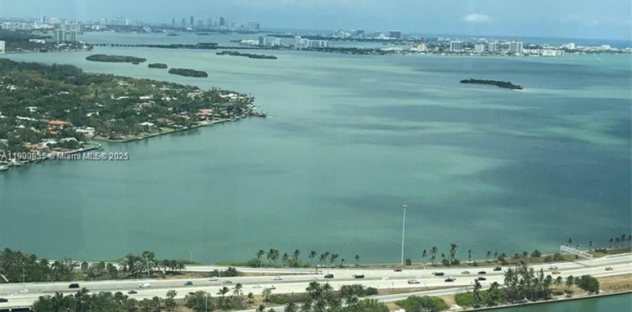 Condominio en Miami, Florida, 1 dormitorio  № 1952101