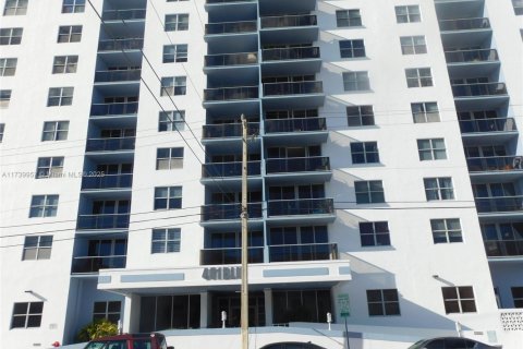 Condo in Miami Beach, Florida, 2 bedrooms  № 1867481 - photo 1