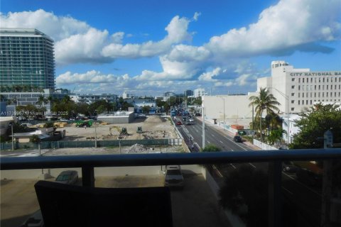 Condo in Miami Beach, Florida, 2 bedrooms  № 1867481 - photo 13