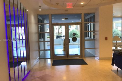 Condo in Miami Beach, Florida, 2 bedrooms  № 1867481 - photo 2