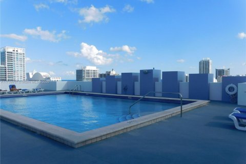 Condo in Miami Beach, Florida, 2 bedrooms  № 1867481 - photo 14