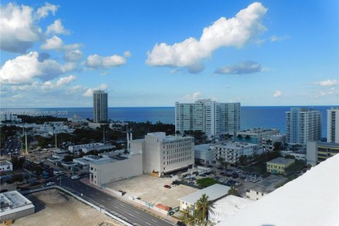 Condo in Miami Beach, Florida, 2 bedrooms  № 1867481 - photo 17
