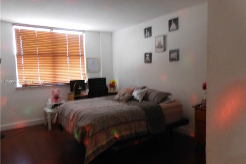 Condo in Miami Beach, Florida, 2 bedrooms  № 1867481 - photo 11