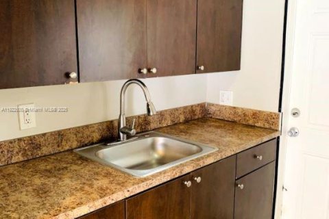 Снять в аренду квартиру в Майами, Флорида 1 спальня, 52.03м2, № 1977028 - фото 2