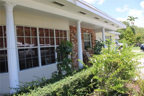 House in Palmetto Bay, Florida 3 bedrooms, 172.8 sq.m. № 1804374 - photo 11