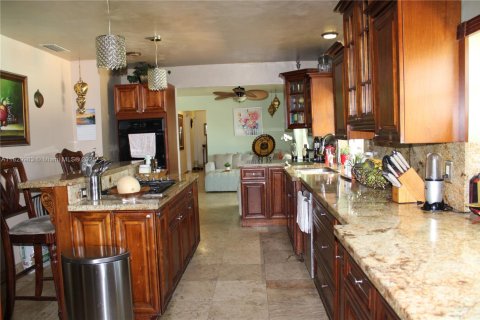 House in Palmetto Bay, Florida 3 bedrooms, 172.8 sq.m. № 1804374 - photo 9