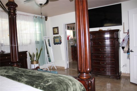 House in Palmetto Bay, Florida 3 bedrooms, 172.8 sq.m. № 1804374 - photo 15