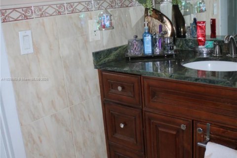 House in Palmetto Bay, Florida 3 bedrooms, 172.8 sq.m. № 1804374 - photo 14