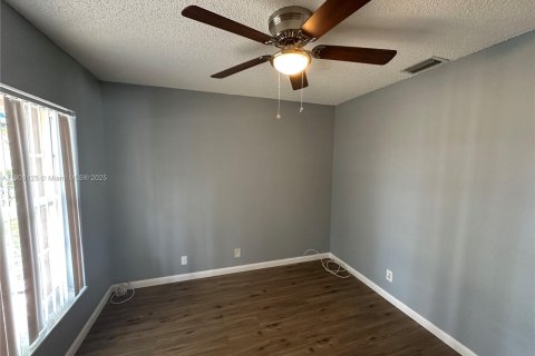 Villa ou maison à louer à North Lauderdale, Floride: 3 chambres, 181.07 m2 № 1964427 - photo 17