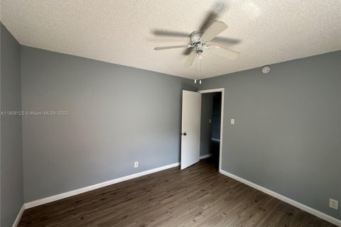 Villa ou maison à louer à North Lauderdale, Floride: 3 chambres, 181.07 m2 № 1964427 - photo 22