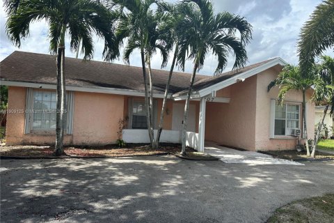 Villa ou maison à louer à North Lauderdale, Floride: 3 chambres, 181.07 m2 № 1964427 - photo 2