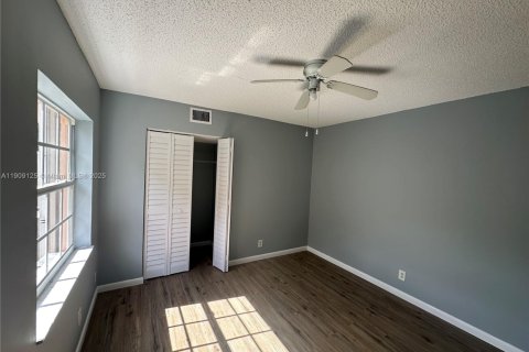 Villa ou maison à louer à North Lauderdale, Floride: 3 chambres, 181.07 m2 № 1964427 - photo 20