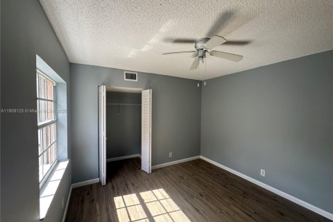 Villa ou maison à louer à North Lauderdale, Floride: 3 chambres, 181.07 m2 № 1964427 - photo 21