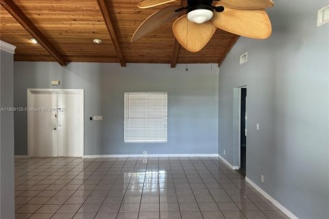 Villa ou maison à louer à North Lauderdale, Floride: 3 chambres, 181.07 m2 № 1964427 - photo 10