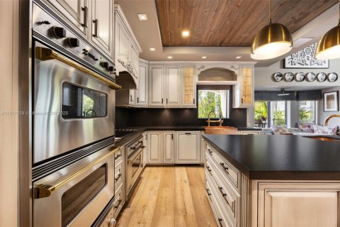 House in Coral Gables, Florida 6 bedrooms, 551.65 sq.m. № 1776337 - photo 29
