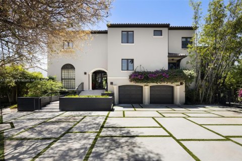 House in Coral Gables, Florida 6 bedrooms, 551.65 sq.m. № 1776337 - photo 1