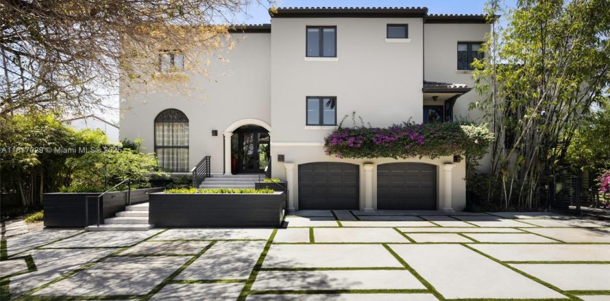 House in Coral Gables, Florida 6 bedrooms, 551.65 sq.m. № 1776337