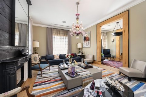House in Coral Gables, Florida 6 bedrooms, 551.65 sq.m. № 1776337 - photo 3