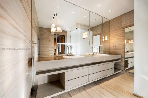 House in Coral Gables, Florida 6 bedrooms, 551.65 sq.m. № 1776337 - photo 13
