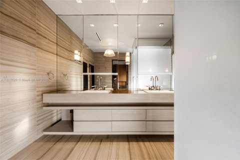 House in Coral Gables, Florida 6 bedrooms, 551.65 sq.m. № 1776337 - photo 14