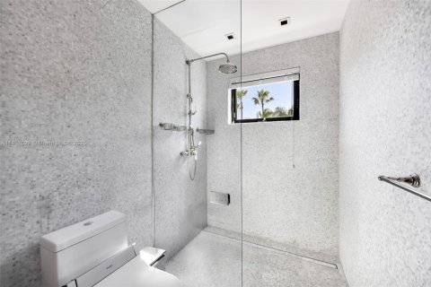 House in Coral Gables, Florida 6 bedrooms, 551.65 sq.m. № 1776337 - photo 19