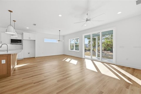 House in Gainesville, Florida 4 bedrooms, 167.22 sq.m. № 2139628 - photo 2
