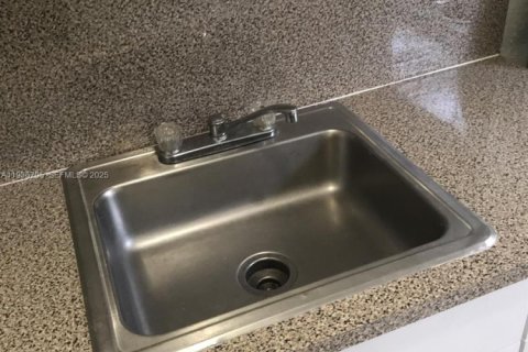 Apartment in Miami, Florida 2 bedrooms № 1994731 - photo 7