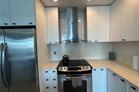 Condominio en alquiler en Miami, Florida, 1 dormitorio, 63.64 m2 № 2008490 - foto 10