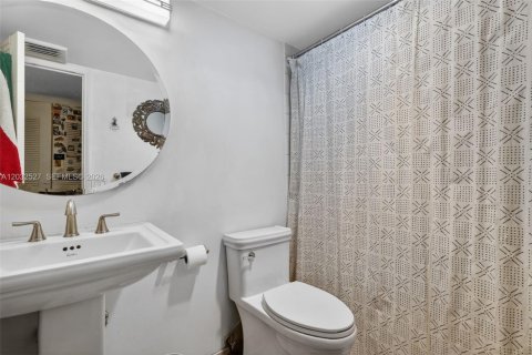 Condo in Miami, Florida, 2 bedrooms  № 2168052 - photo 14
