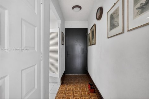 Condo in Miami, Florida, 2 bedrooms  № 2168052 - photo 3