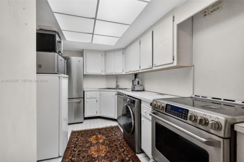Condo in Miami, Florida, 2 bedrooms  № 2168052 - photo 12