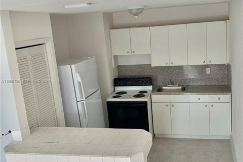 Снять в аренду виллу или дом в Майами, Флорида 1 спальня, 229.93м2, № 2023607 - фото 2